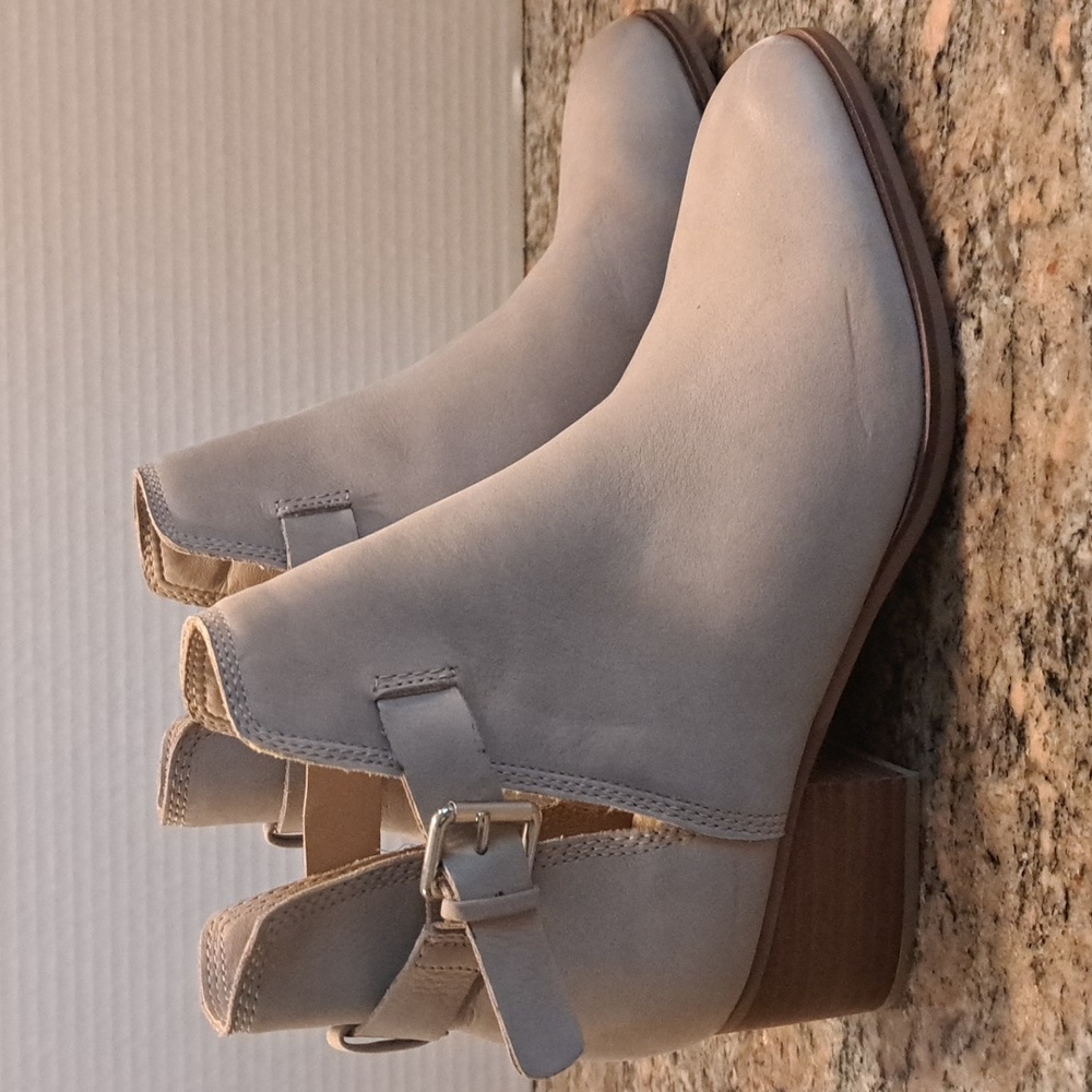 ALDO cut-out ankle booties, size 8. - Picture 6 of 6